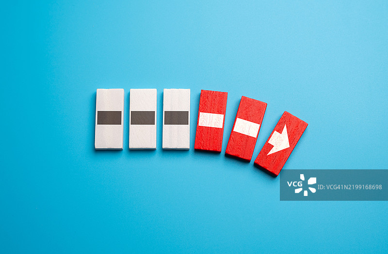 崩溃与失败，箭头分崩离析，运动停止，进步停滞。图片素材