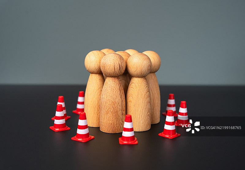 一群人被交通锥围绕 限制与边界 权利与自由 控制与监督 对少数群体的侵犯 安全图片素材