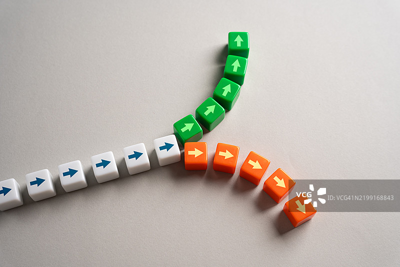 一把叉子将一条道路分成两个相反的方向，象征着决策点和分歧。做出正确的评估，选择最佳的前进路径，依靠直觉、经验和远见。图片素材