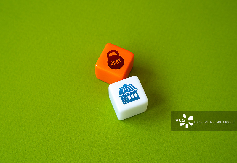 债务压力下的企业 高额的债务和税负阻碍了企业的增长和发展 经济杠杆率高 财务困境 再融资和贷款减免图片素材