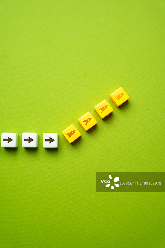 启动商业项目 快速崛起与成功 成长与发展的概念 攀登成功之路 达到巅峰 进步、努力与决心图片素材