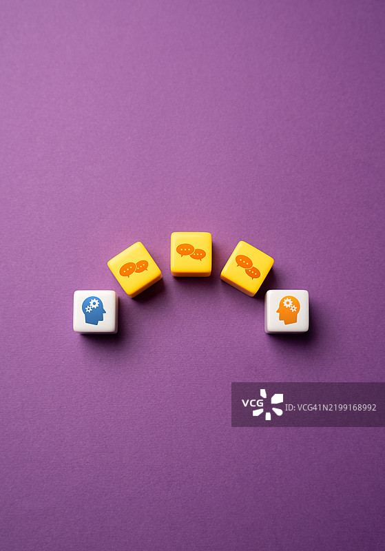 两个思考者之间的交流 对话与聊天 互相关系 头脑风暴 新鲜的创意 批评 现场沟通 讨论与辩论图片素材