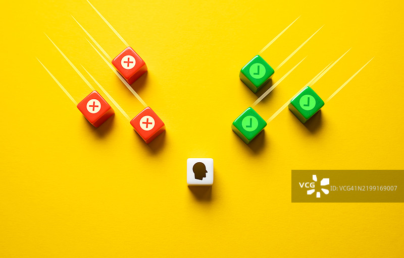 对一个人的批评 正面和负面评论 听取他人意见或做自己该做的事情的决定 获得经验 培训和自我发展图片素材