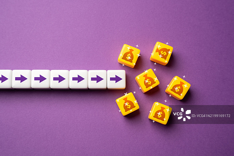 走向财富与繁荣，创造通往财务成功和整体福祉的道路，开发满足市场需求并能产生可观利润的创新产品或服务。图片素材