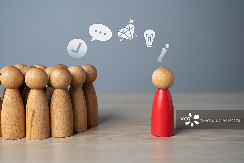 一个人向社区分享他的愿景，思想启发者，领导者，征服领导力和社会认可，招募，理念展示。图片素材