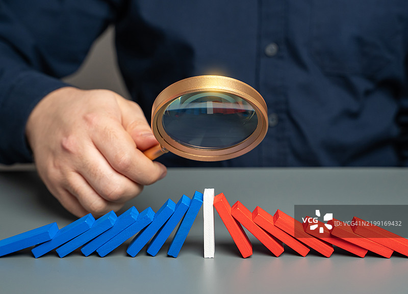 一名男子研究各方的对立局面 概念是达成妥协 停止冲突 防止升级 寻找妥协点 作为开始谈判的基础图片素材