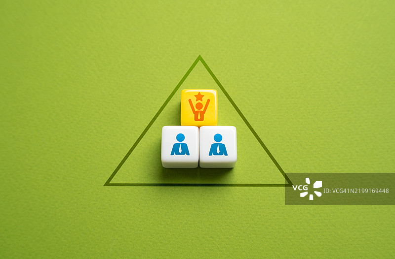 通过合作实现成功的层级与团队 在新领导下团结团队图片素材