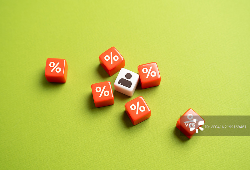 债务负担和个人的财务压力 购物成瘾，折扣 现金返还和促销 购物体验 财务危机，储蓄结束，破产 再融资 重组债务图片素材