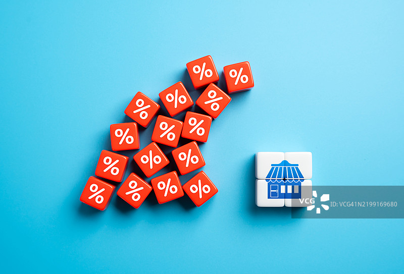 税收和债务的海啸威胁着企业的生存 高税收摧毁企业 高利率 经济杠杆严重 再融资和贷款注销图片素材