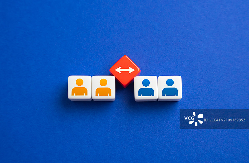 人员分离 分离概念 创建两个新团队 将小组分成对 解决冲突图片素材