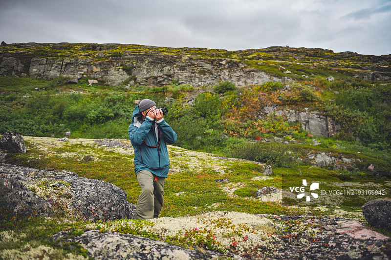 旅游摄影师在科拉半岛旅行图片素材