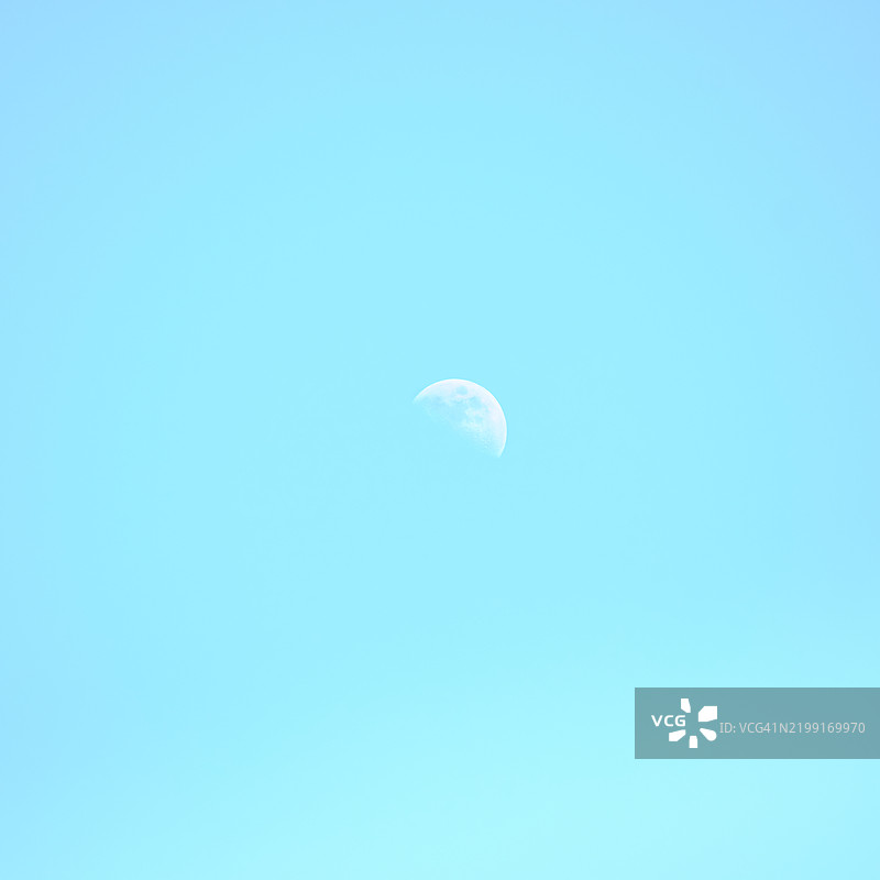 低角度视图下的月亮与蓝天，墨西哥图片素材