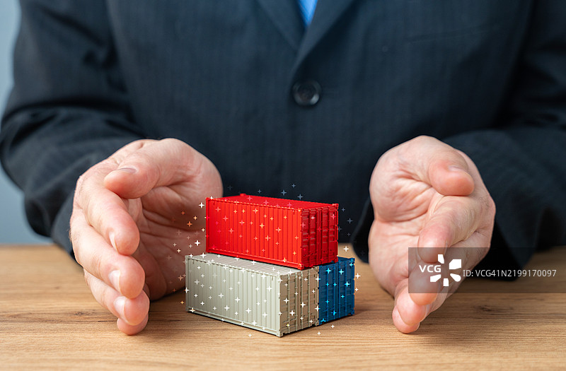 商人用手掌保护集装箱 货运服务与货物支持 贸易与经济 进出口 承运人和航运图片素材