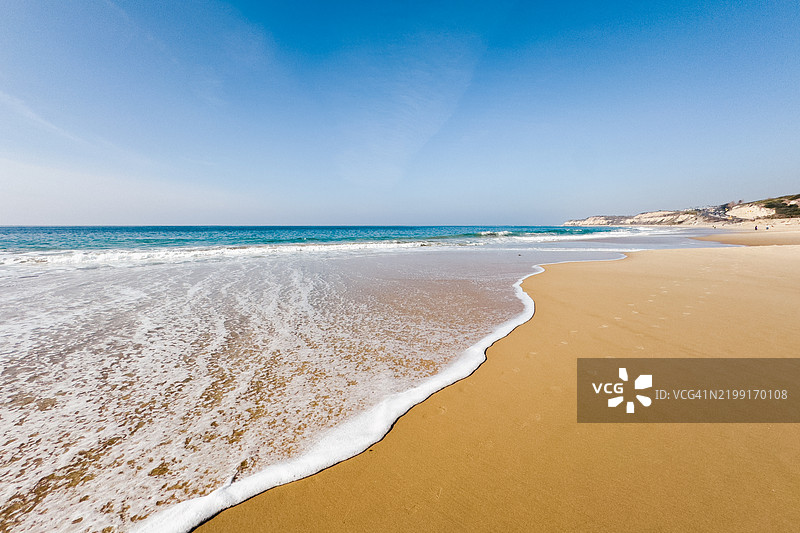 加利福尼亚州纽波特海岸的蓝天海滩美景图片素材