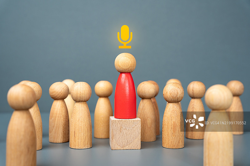 一位男士在讲台上向观众发表演讲 播客或访谈 引人入胜的讨论、分享的故事和有影响力的声音塑造了现代沟通图片素材