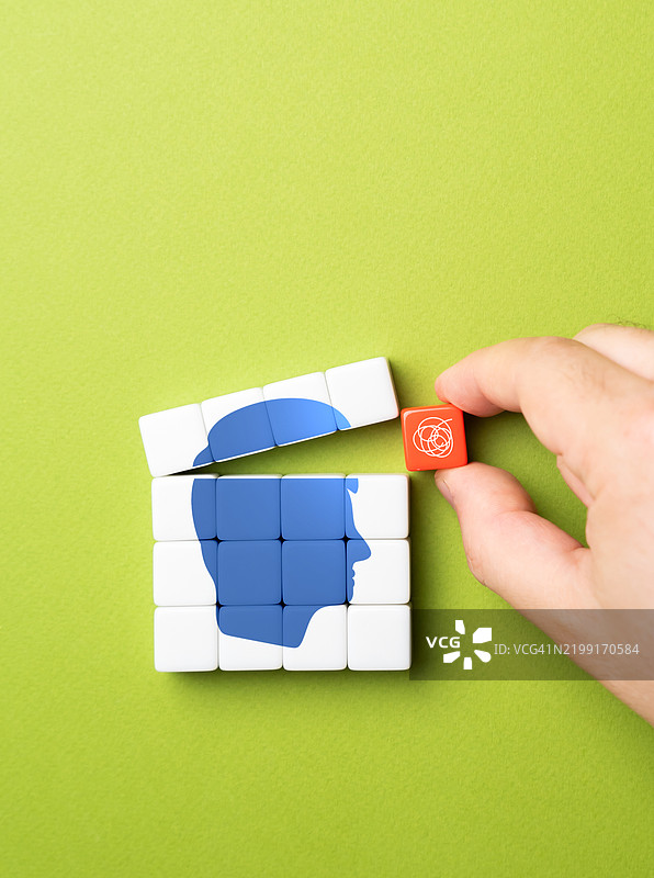 手试图将不良思想植入心中或混淆对手，宣传信息垃圾，欺骗，竞争中的心理战术，混淆和心理游戏的影响。图片素材