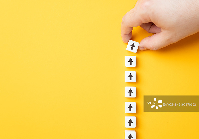 在黄色背景上手工制作一排箭头，留有文本空间，铺平道路，制定计划，下一步和愿景，前进的方向。图片素材