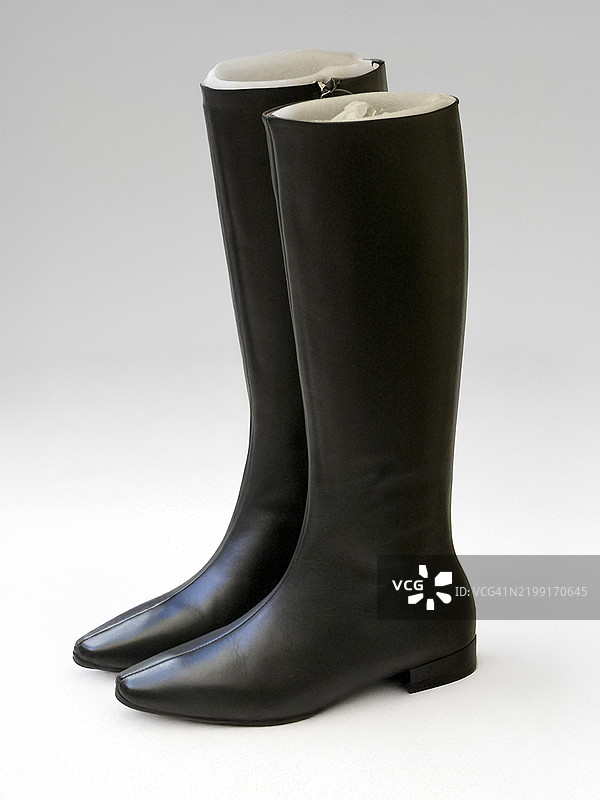 一双经典黑色膝盖高靴图片素材