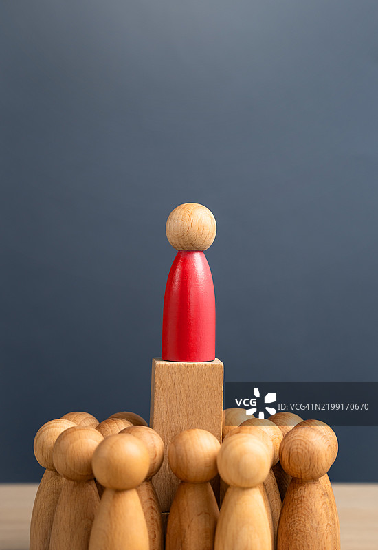红色的人在众人之上，团体的领导者，选举产生的州长，政治力量的首脑，公司所有者，老板，选举候选人。图片素材