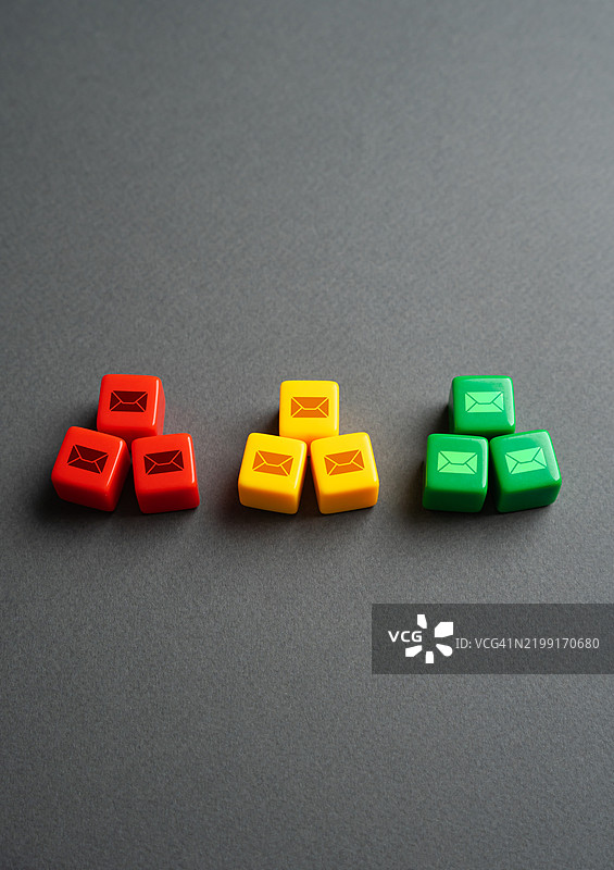 将信件分类为有用和垃圾邮件，按紧急程度优先排序。电子邮件和信件的回复分为积极、消极和摇摆不定的答案。图片素材