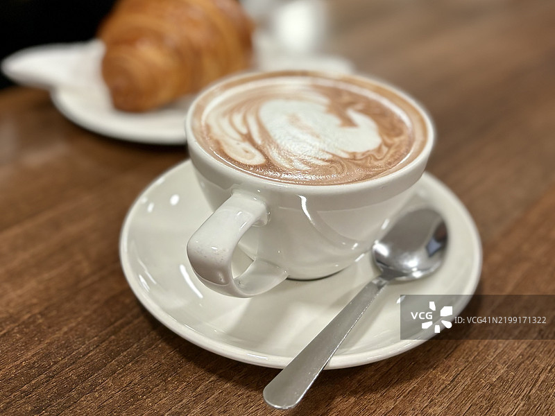 桌子上的卡布奇诺特写，英国，United Kingdom，UK图片素材