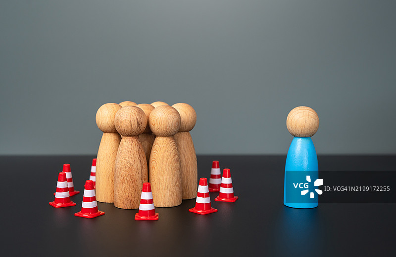 一个人试图接触一个孤立的群体，以传达他的思想和愿景，揭穿神话和偏见。图片素材