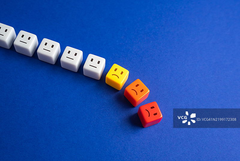 面带表情的积木崩溃，不幸的人们离开了队伍，受欢迎程度下降，观众或顾客减少，参与者和员工离开，情绪低落，困难和有毒的环境。图片素材