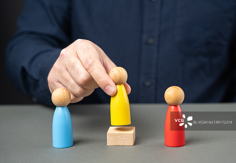 任命调解人以解决争端 达成共识 合作而非竞争 双方调解 达成协议 谈判各方与仲裁人图片素材