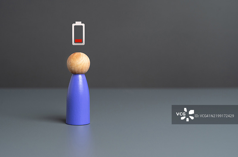 疲惫与无力 头顶上的低电量指示灯 努力工作 健康问题 职业倦怠 心理疲惫 抑郁与挫折 高工作负荷图片素材