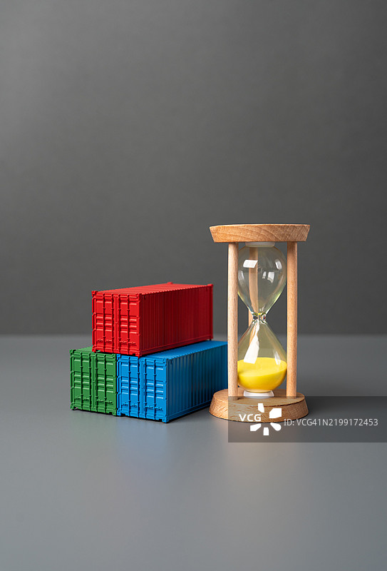 海运集装箱与沙漏 集装箱租赁 货运和运输成本 交货时间 商业货物的物流与运输图片素材