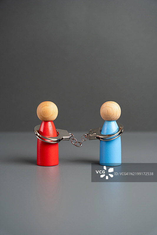 受合同约束的人们被手铐绑住 约定与承诺的束缚 一方对另一方的权力 奴役与服从 摆脱束缚 断绝关系图片素材