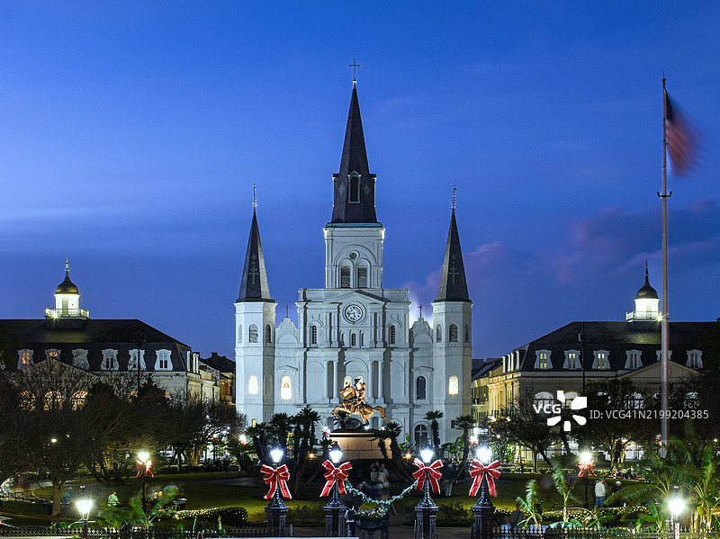 新奥尔良大教堂的宏伟外观在黄昏时分被照亮，位于美国路易斯安那州的新奥尔良（“Nola”）。图片素材