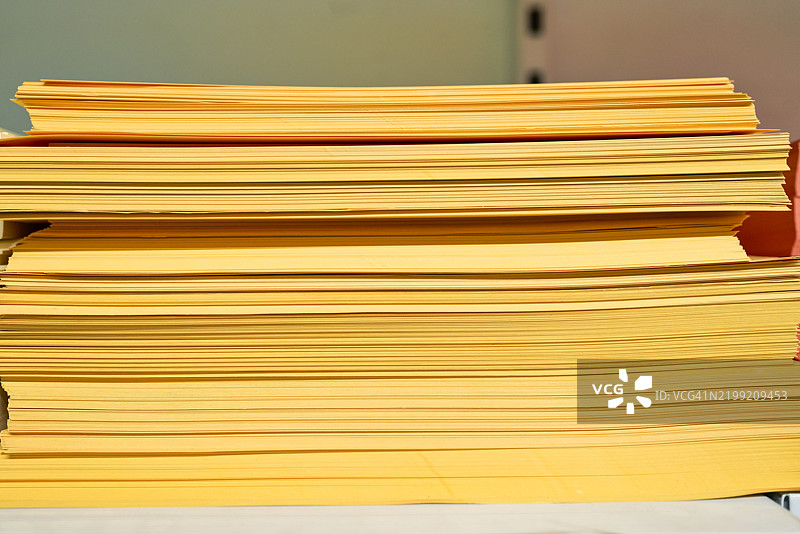 一堆黄色纸张形成的纹理图案图片素材
