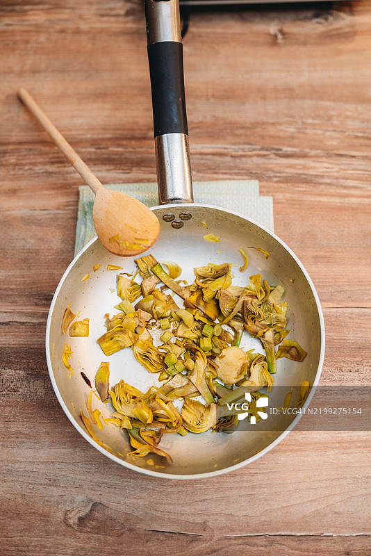 用木勺在锅中烹饪朝鲜蓟图片素材