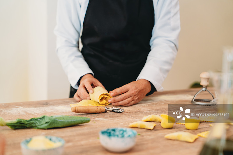 厨师在餐厅厨房准备新鲜意大利面图片素材