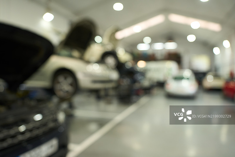 模糊的繁忙汽车修理车间景象图片素材