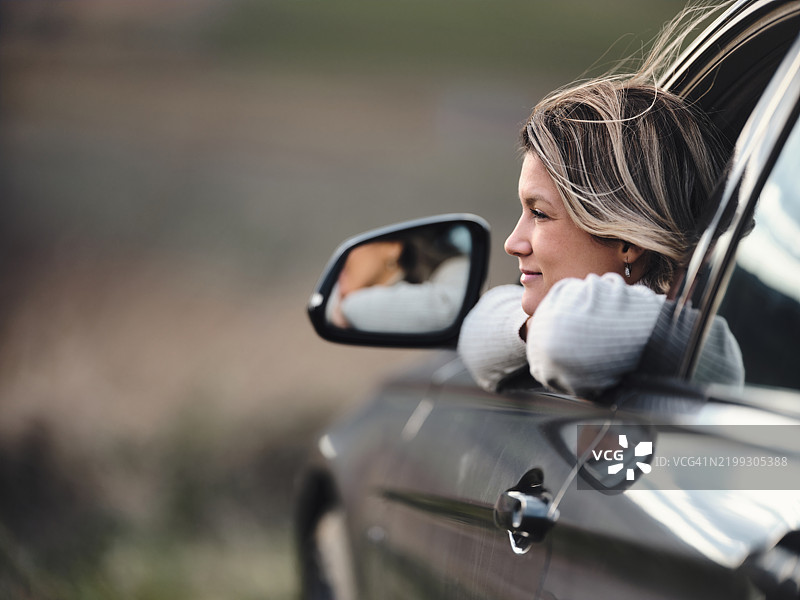快乐的女人在车里享受时光。图片素材