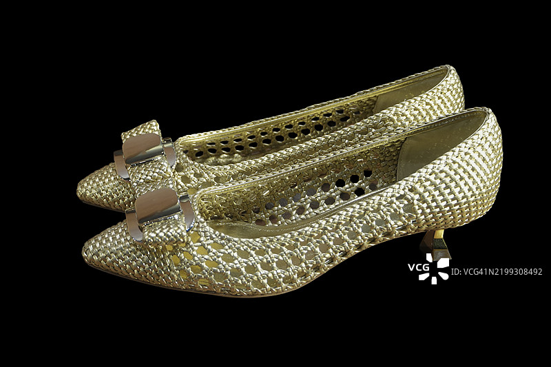 优雅的金色高跟鞋图片素材