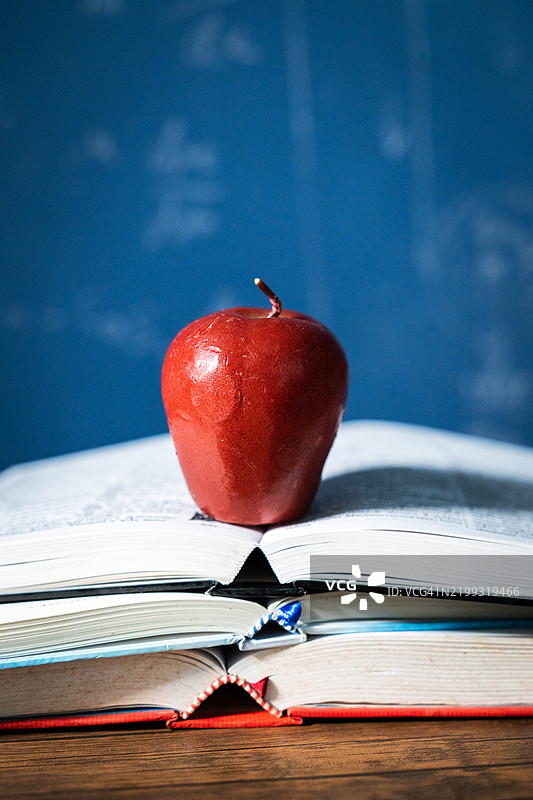 苹果与书籍，教育概念。图片素材