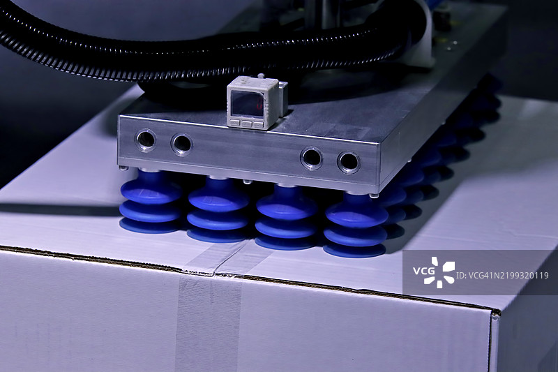 现代工厂中的人工智能机器移动纸箱图片素材