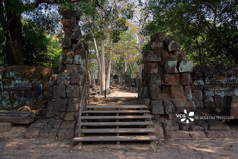 柬埔寨北部联合国教科文组织列入的高克遗址的毁坏的戈普拉姆（门楼）。图片素材