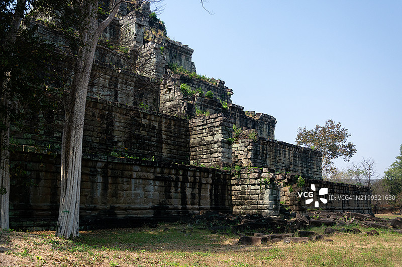 游客在柬埔寨北部的联合国教科文组织世界遗产——高克的七层阶梯金字塔普朗周围游览。图片素材