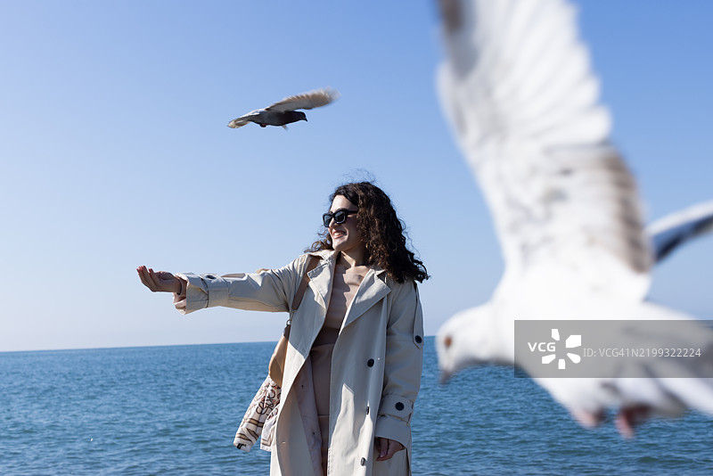 海边散步的女性肖像图片素材