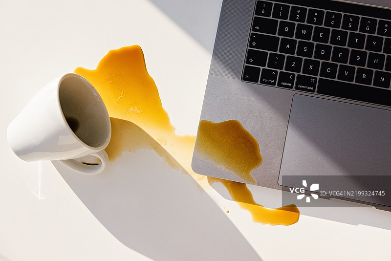 笔记本电脑上洒了咖啡图片素材