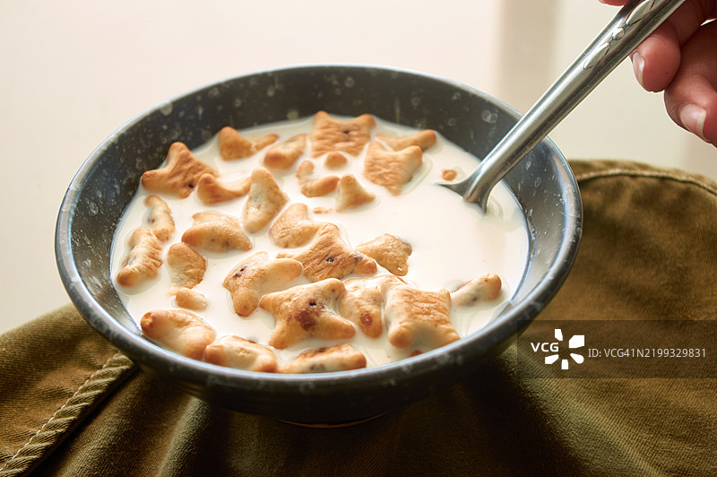 一勺脆脆的谷物饼干配牛奶图片素材