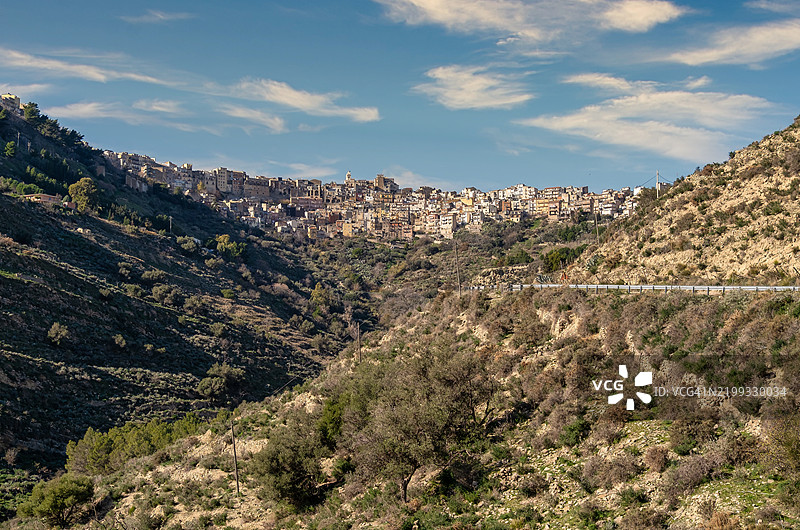 意大利西西里岛恩纳的Centuripe悬崖村庄图片素材