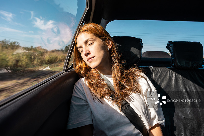 年轻女性在车内睡觉图片素材