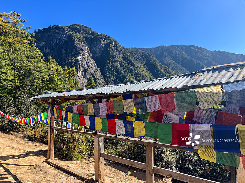 沿着通往虎巢寺（帕罗塔克桑）的道路悬挂着一排排祈祷旗，位于不丹帕罗谷。图片素材