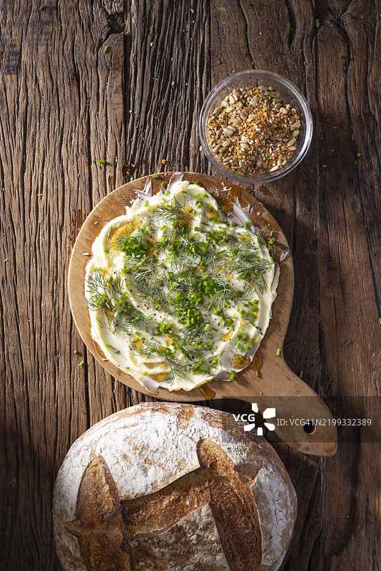 黄油板开胃菜盘放在质朴的木桌上。图片素材