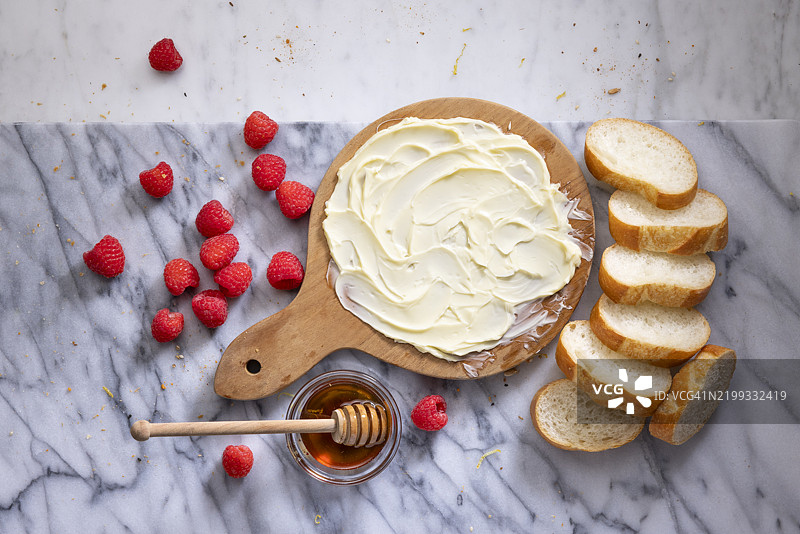 覆盆子装饰的黄油板。开胃菜盘图片素材
